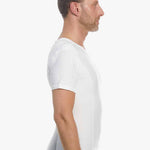 mann am Schreibtisch mit posture shirt
